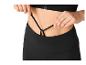 Femme ajustant les cordons d'un legging de sport noir.