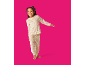 Enfant en pyjama beige avec des oursons sur fond rose