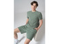 Homme portant un t-shirt et un short vert à imprimé léopard.