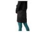 Femme portant une longue veste noire et des leggings bleu-vert.