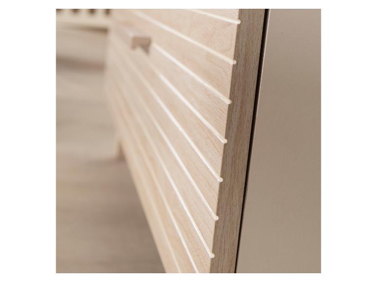 Gros plan d'une armoire en bois clair avec des rainures horizontales et une petite poignée.