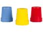 Trois gobelets en plastique en bleu, jaune et rouge.