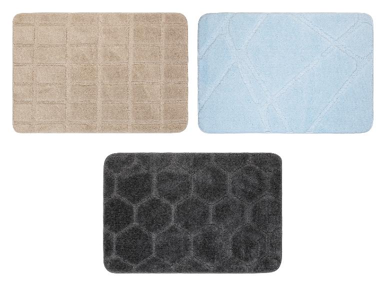 Tapis de bain beige, bleu clair et gris avec différents motifs.