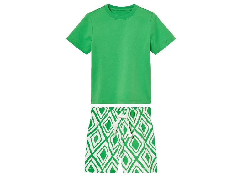 Ensemble t-shirt vert et short à motif géométrique.