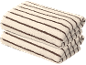 Pile de serviettes de bain blanches à rayures marron.