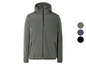 Une veste coupe-vent gris foncé à capuche.