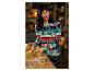 Une femme avec un pull de Noël prépare des biscuits.