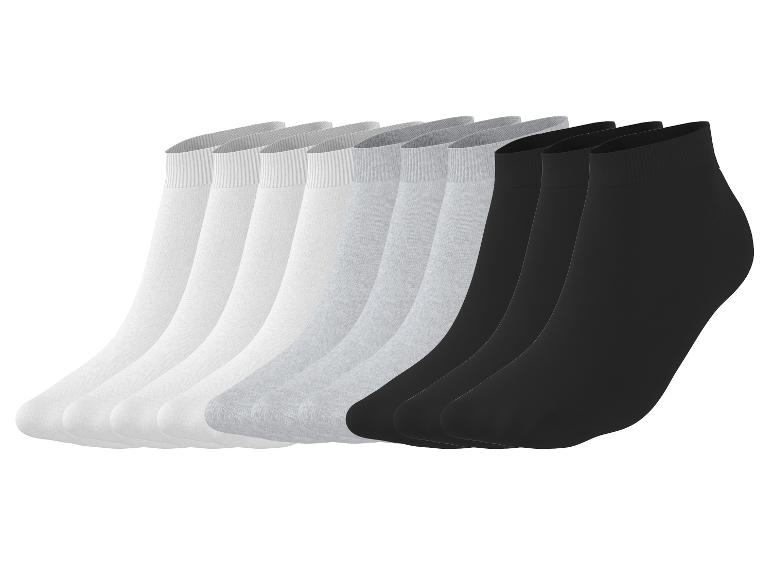 Un lot de dix paires de chaussettes courtes en blanc, gris et noir.