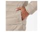 Une veste matelassée beige avec une poche