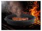 GSW Dutch Oven Black Iron BBQ 24cm avec steak sur grille de barbecue au-dessus des flammes et de la fumée.