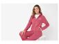 Une femme porte une veste et un pantalon en polaire rose de U.S. Grand Equestrian & Apparel.