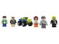 Cinq figurines LEGO et un véhicule LEGO bleu et jaune sur fond blanc.