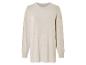 Pull en maille beige à manches longues.