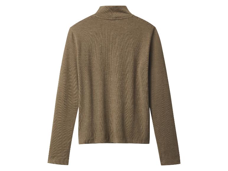 Pull marron à col montant et manches longues sur fond blanc