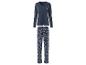 Un pyjama bleu foncé à manches longues avec un imprimé floral.