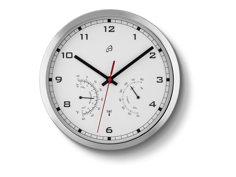 Une horloge ronde en argent avec un thermomètre et un hygromètre.