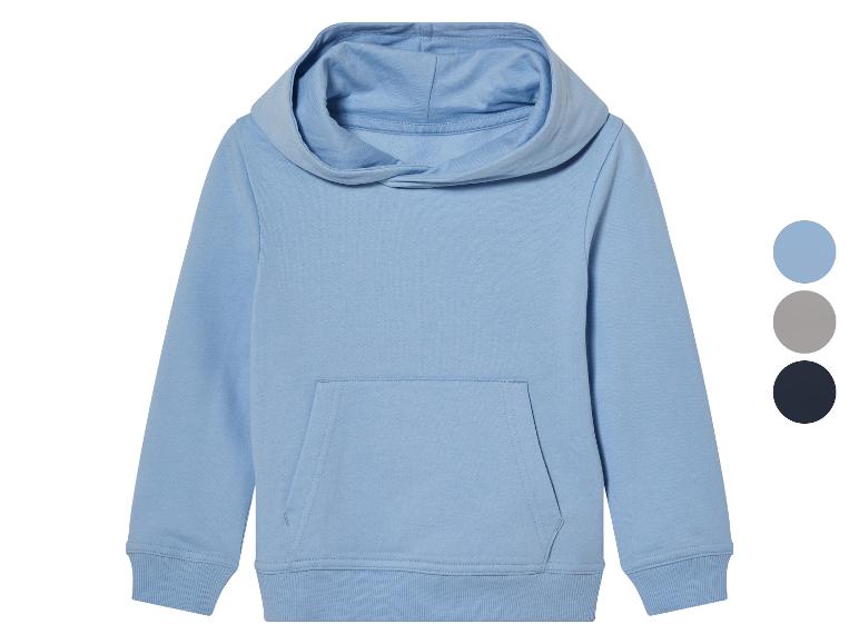 Un sweat à capuche bleu clair avec une poche.