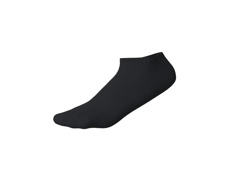 Une chaussette de cheville noire à texture côtelée sur fond blanc.