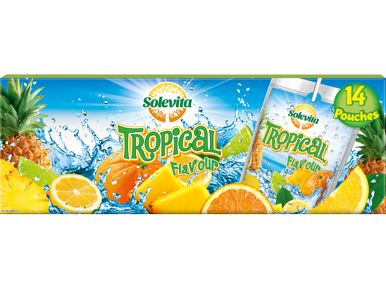 Pochettes de jus de fruits tropicaux avec ananas, oranges et citrons dans l'eau éclaboussante.