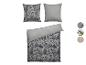 Une parure de lit avec un motif floral et des taies d'oreiller assorties.