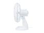 Ventilateur de table blanc avec grille de protection et boutons de commande, vue latérale.