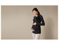 Une femme enceinte portant un haut noir et un legging gris.