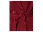 Manteau rouge croisé avec ceinture.