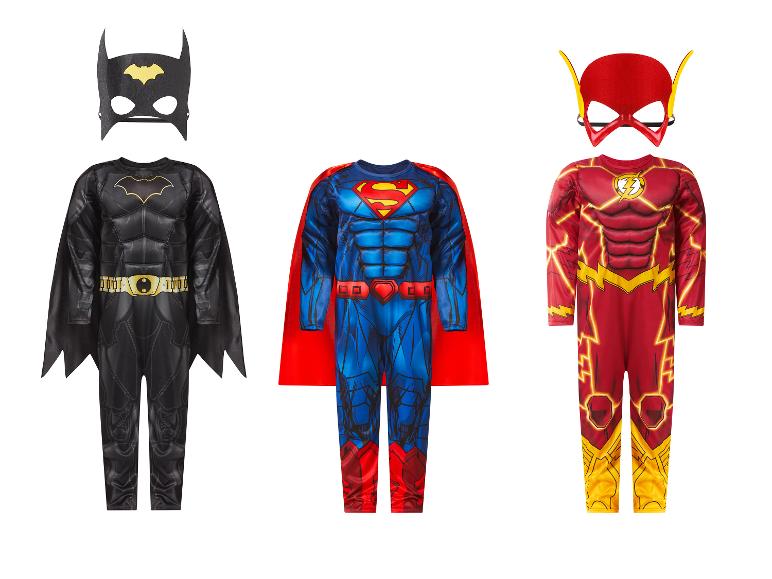 Trois costumes de super-héros : Batman, Superman et Flash, chacun avec masque et combinaison.