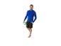 Homme portant un maillot de bain et short, tenant un ballon de volley.