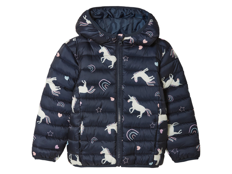 Une veste matelassée bleu marine à capuche, avec un motif arc-en-ciel, étoiles et licornes.