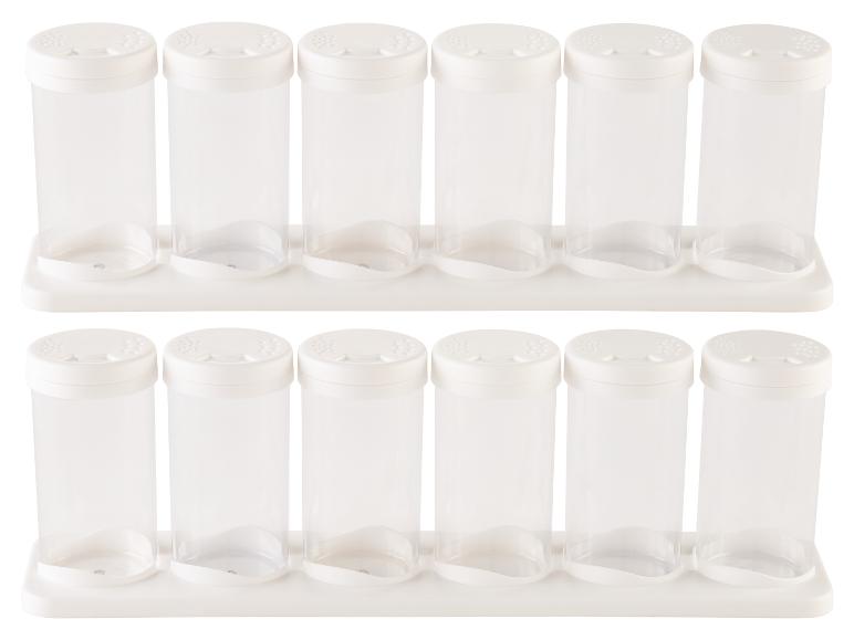 Deux rangées de six pots à épices transparents avec des couvercles blancs.