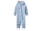 Combinaison imperméable bleu clair pour enfants avec cœur rose et détails réfléchissants.