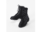 Bottes à lacets noires avec semelle épaisse sur fond blanc.