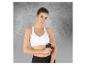 Une femme en tenue de sport utilise un pistolet de massage sur son bras.