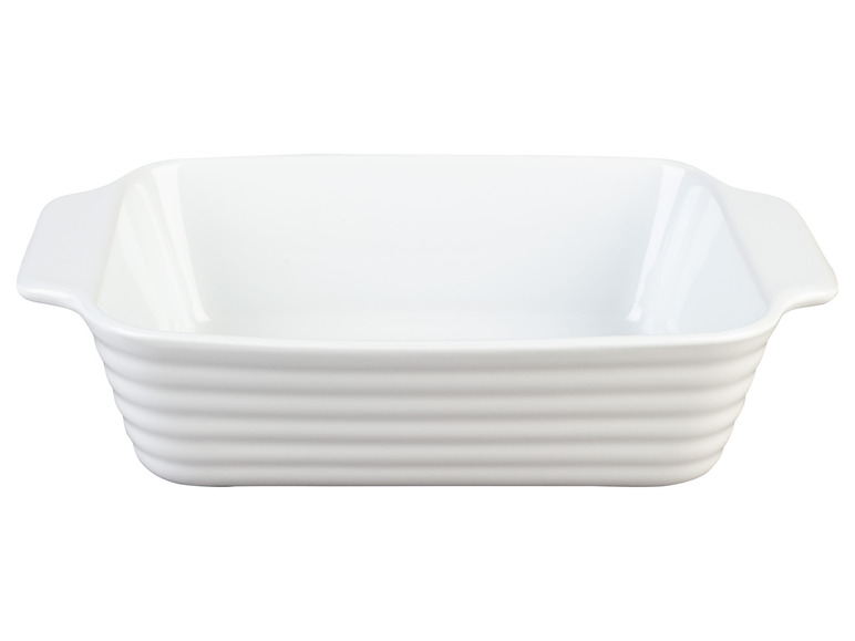 Plat à four blanc avec poignées.