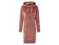 Une robe en velours rose à capuche de la marque Esmara.