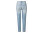 Un jean bleu clair pour femme.