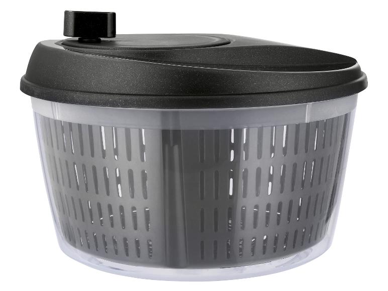 Essoreuse à salade en plastique avec couvercle noir et panier intérieur perforé.