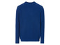 Un pull bleu en maille à manches longues.