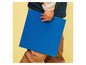 Un enfant tenant une grande plaque de base LEGO bleue.