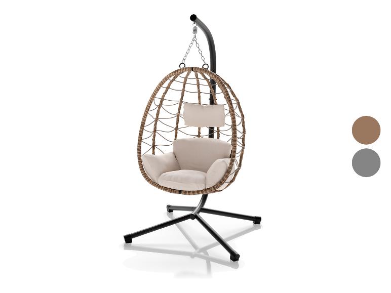 Fauteuil suspendu œuf en osier avec coussins beiges et base noire.