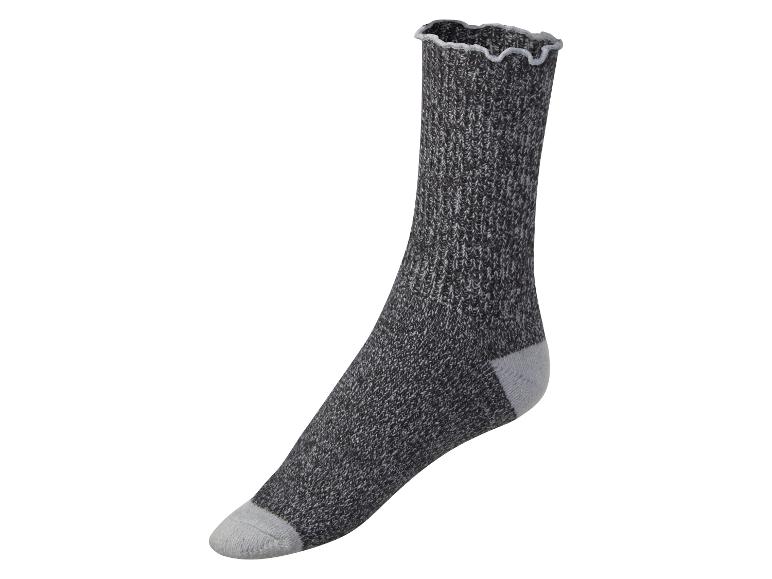 Une paire de chaussettes noires avec une texture côtelée et un bord ondulé.