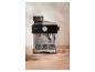 Machine à café en acier inoxydable avec moulin intégré et manomètre.