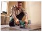 Homme utilisant une ponceuse Parkside pour niveler un carreau.