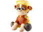 Peluche d'un personnage de chien marron et jaune portant un uniforme orange et jaune.