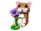 Figurine de hamster jouet avec une fleur violette, faite de blocs de construction.