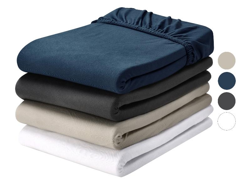 Ensemble de draps pliés de différentes couleurs, avec échantillons de couleurs.