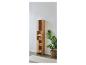 Armoire de rangement en bois clair pour salle de bain, serviettes et cosmétiques.