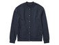 Une veste bomber bleu marine à boutons.