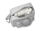 Un sac gris contenant une machine à coudre.